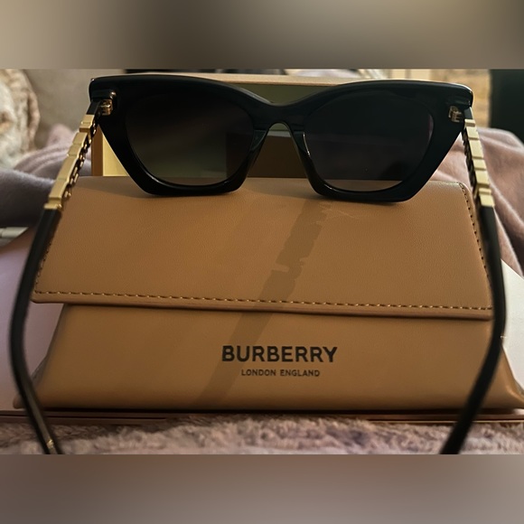 Burberry NEVER WORN cat eye sunglasses - Picture 9 of 9